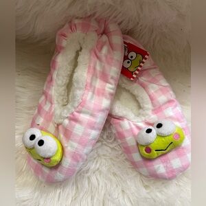 NWT Keroppi Pink Gingham Plush Slippers | Cozy Kawaii Fuzzy Slip-Ons Size S/M